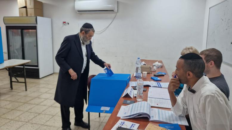 מעריב